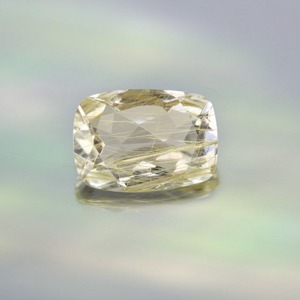 Quartz rutile - superbe quartz rutile taillé rempli d'inclusions. Juwelo bijouterie en ligne.