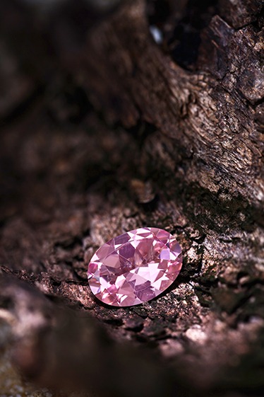 Morganite AAA du Nigéria. Classification AAA des pierres fines et précieuses.