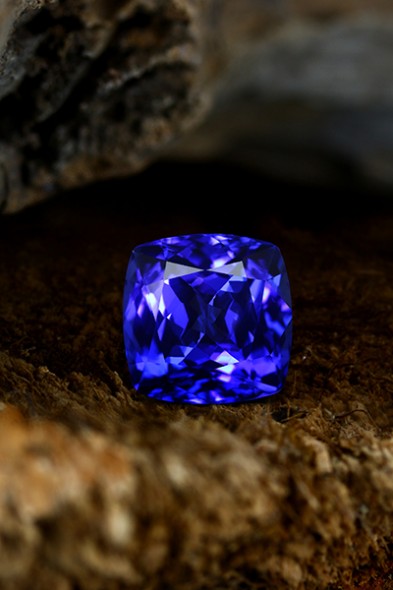 Tanzanite AAA. Une pierre rarissime pour les connaisseurs de belle joaillerie.