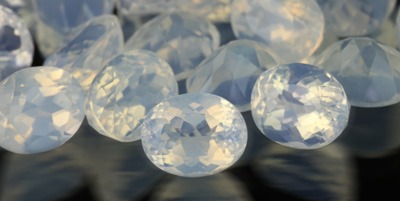 Juwelo propose en exclusivité des bijoux sertis de quartz bleu lunaire.