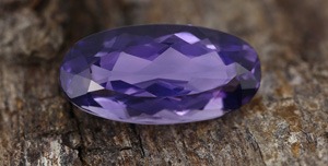 Le quartz myrtille a toujours passionné les amateurs de bijoux sertis de pierres rares.