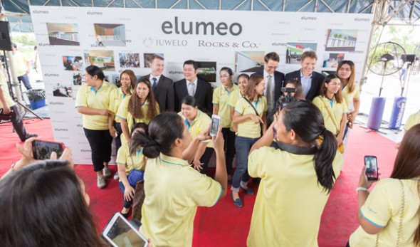 Photo de groupes avec quelques employés de Juwelo en Thaïlande.