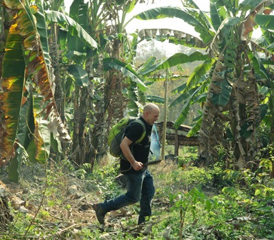 Don Kogen dans la jungle asiatique à la recherche de pierres précieuses