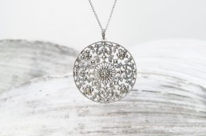 astuces pour bien nettoyer vos bijoux en argent et pierres précieuses.