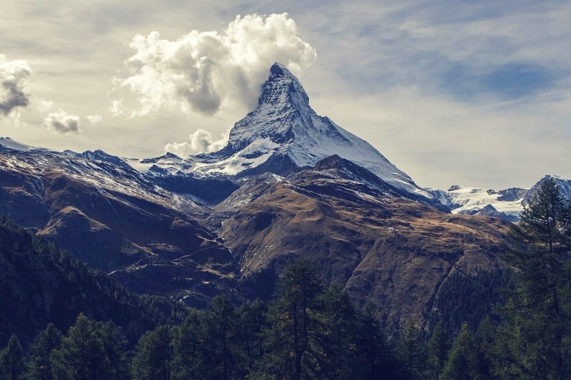 ramasser des pierres précieuses et des fossiles dans les alpes